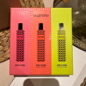 Valentino Born in Roma parfymset - Parfymset från Valentino med Born in Roma trion; originalet, Coral Fantasy och Yellow Dream. Använt 1 sprut per flaska, fått i present!