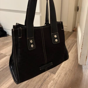 väska - Snygg handväska från nine&co! Använt skick men fortfarande unik & fin. Slitage på remmarna, se bilder! 🩷köpt second hand