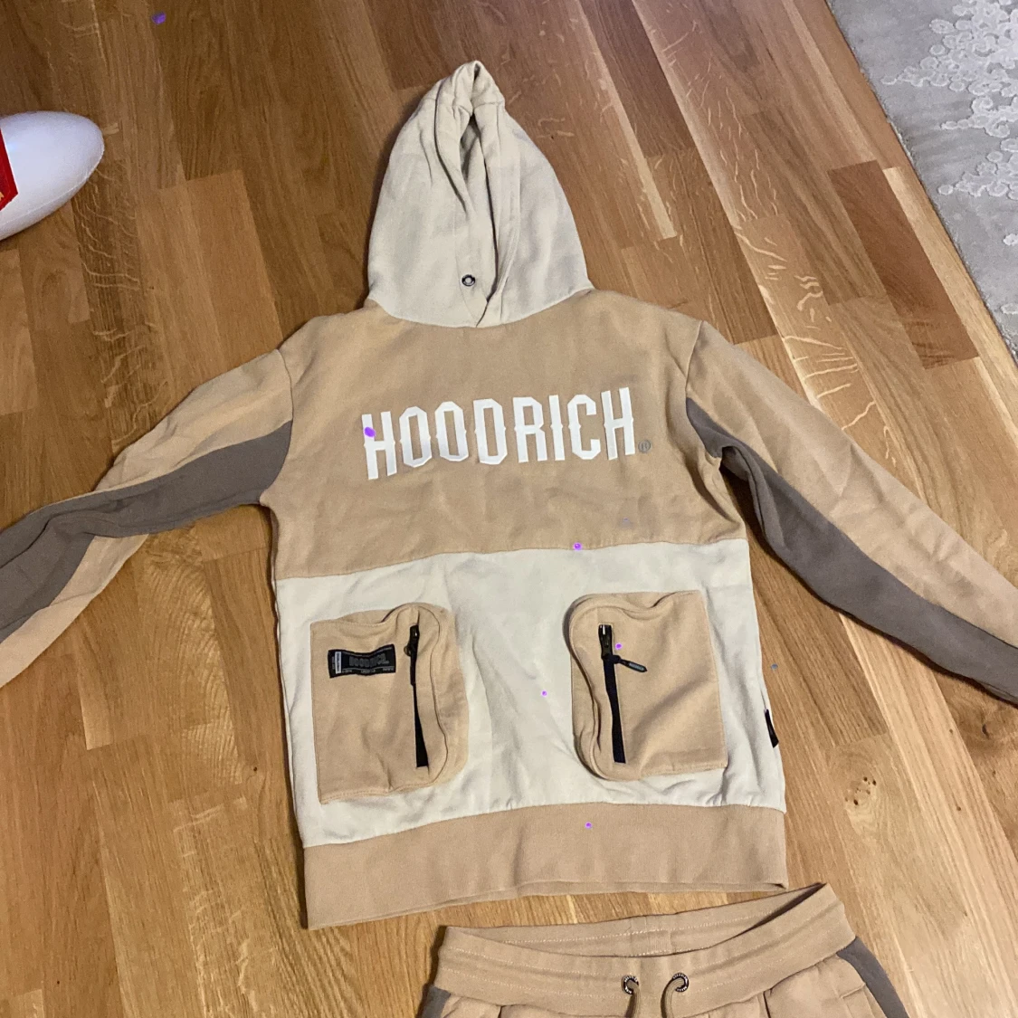 Beige och brun hoodie från Hoodrich