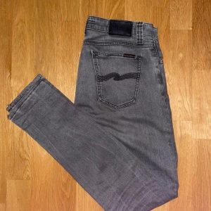 Grå jeans från Nudie Jeans - Säljer ett par grå jeans från Nudie Jeans i mycket bra skick. De har en slim passform, och är i storlek 30/32. Modellen heter Skinny lin! Tveka inte på att höra av dig kring frågor. Med vänlig hälsning, SweStile!