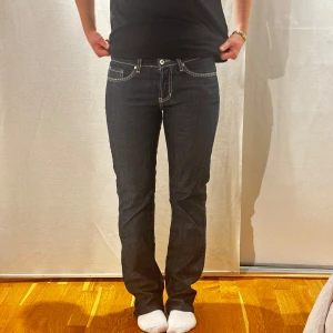 Lågmidjade raka jeans - Säljer nu mina favorit jeans då de blivit lite för små :(.  Köpta i USA på second hand. Perfekta för alla tillfällen! Innerbenslängd 81, Midjemått: 40