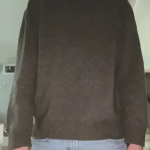  stickad tröja - Säljer en mysig snygg och varm stickad tröja i bra skick från ZARA. Perfekt för höst och vinter med sin varma och bekväma design. Tröjan har långa ärmar och en ribbad krage som ger en klassisk look. Passar perfekt till för en avslappnad stil.