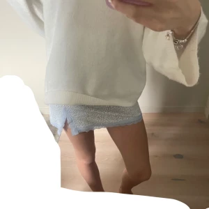   Mini kjol med spetsdetaljer - Säljer en supersöt blå kjol med spetsdetaljer. De har en fin, ljusblå färg med så fint mönster och är perfekta för sommaren. Passar bra till både vardag och fest. De är i mycket bra skick och har en bekväm passform.