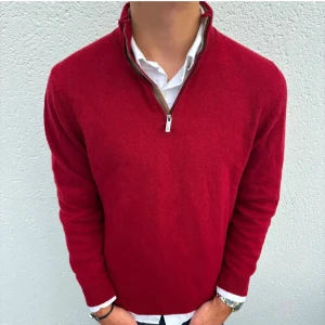 Röd tröja halfzip massimo dutti - Säljer en snygg röd tröja från Massimo dutti i storlek S. Den har en stilren dragkedja vid halsen och är perfekt för både höst och vinter. Tröjan är långärmad och gjord i ett mjukt material som håller dig varm. Perfekt för en casual look eller lite mer uppklädd stil.