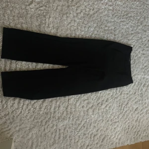 Svarta byxor från Vero Moda - Säljer ett par stilrena svarta byxor från Vero Moda i storlek EU 38. Perfekta för både vardag och fest med en klassisk passform. Byxorna är i mycket bra skick och har en tidlös design som passar till det mesta. Ett måste i garderoben!