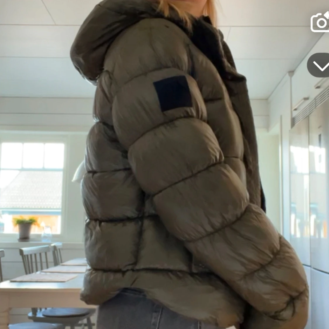 Grön pufferjacka med huva