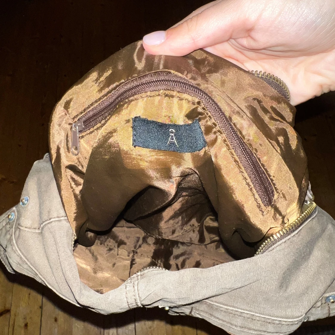 Brun axelväska med broderade blommor - 92