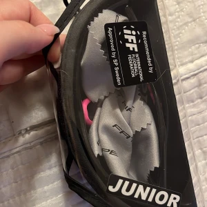 Innebandyglasögon  - FATPIPE  Rosa fatpipe innebandyglasögon Ny skick, aldrig använt inga repor   Nedkommer putsduk, nypris 350kr Skriv om du är intresserad eller har frågor 