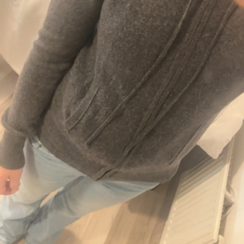 Mysig grå hoodie i 100% kashmir från Soft Goat. Perfekt för kyliga dagar med sin mjuka och lyxiga känsla. Den har dragkedja och huva, vilket gör den både praktisk och stilren. Säljer då den inte kommer till användning, priset kan diskuteras ❣️. Neuletakit & Villapaidat.