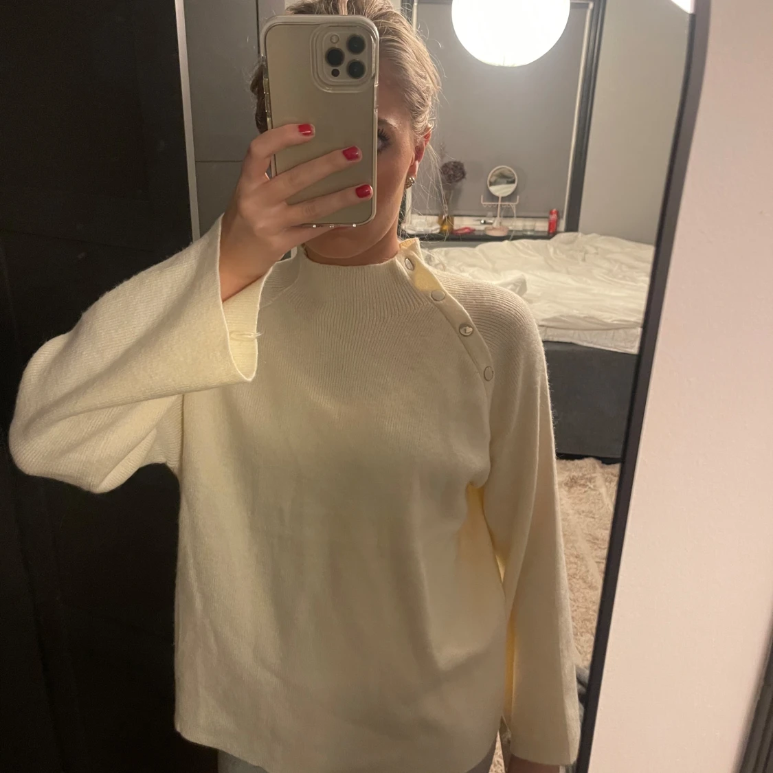 Vit tröja med knappar - 90