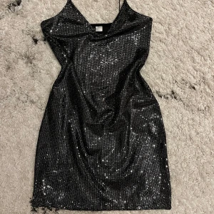 Svart glittrig klänning - Snygg svart glittrig klänning perfekt för fest! Den  har en tight passform som framhäver figuren. Materialet är glittrigt och ger en lyxig känsla. Perfekt för nyår eller en utekväll. 🖤✨