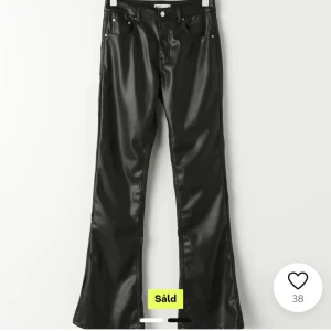 Svarta skinnbyxor - Snygga svarta skinnbyxor i bootcut💞💞 jag är 179 och de passar mig bra! 