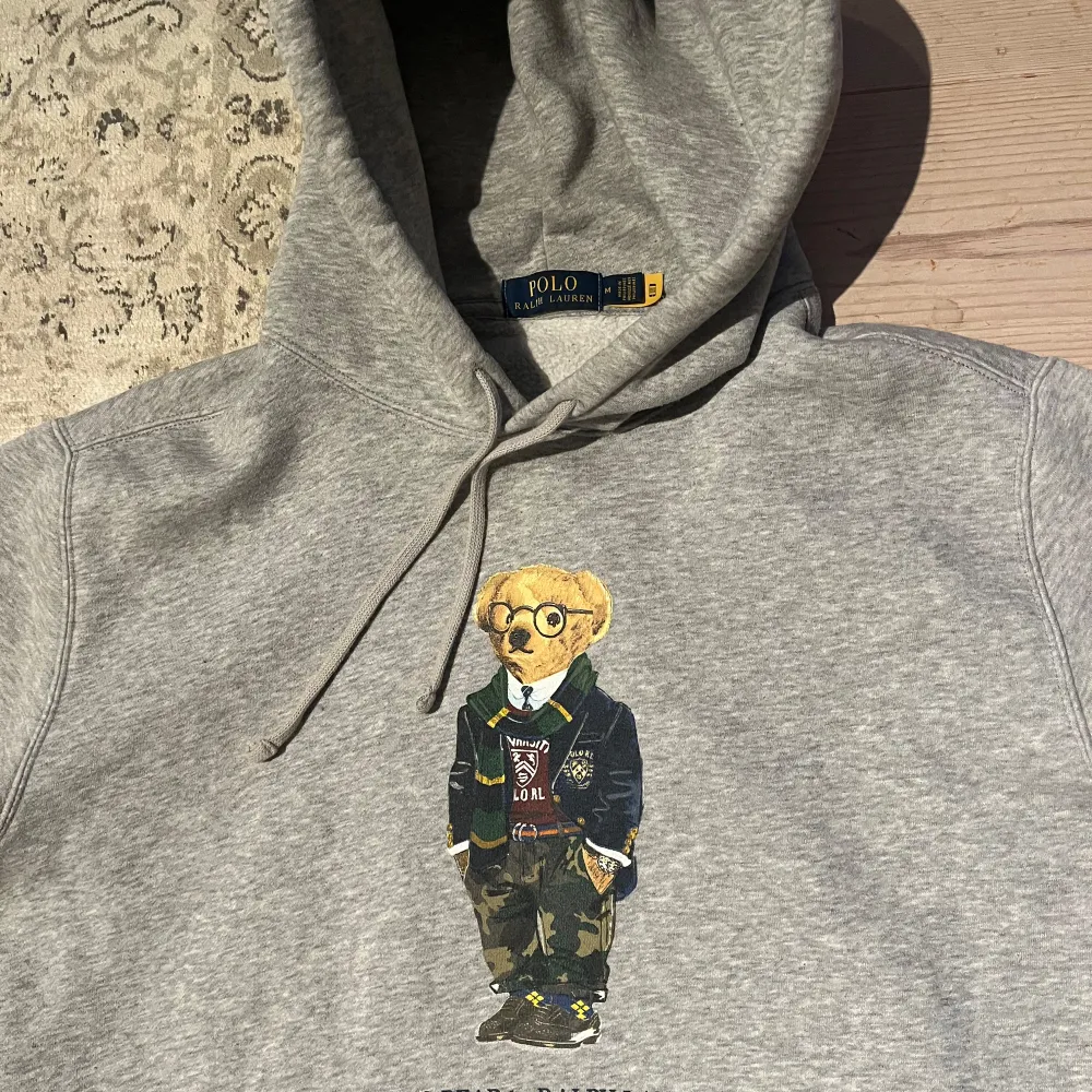 Hej! Säljer en Ralph Lauren Polo Bear hoodie i storlek M, väldigt fint skick utan hål eller liknande.  Nypris ca 1599😃. Tröjor & Koftor.