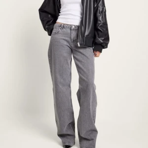 Grå jeans NAKD - Säljer mina gråa lågmidjade jeans från NA-KD!! Väldigt populära och fina 🖤köpta för 699kr och dom är med prislappen kvar! 