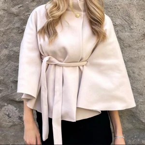 Beige kappa med bälte - Säljer en superfin beige ponchon från missäy!!💞💞