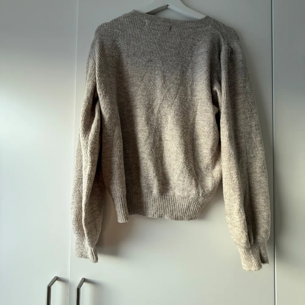 Mysig beige stickad tröja från Vero Moda i storlek XL Perfekt för höst och vinter med sin varma och bekväma passform. Tröjan har långa ärmar och ribbade muddar vid ärmslut och nederkant. Enkelt och stilrent plagg som passar till det mesta. 🧶✨. Tröjor & Koftor.