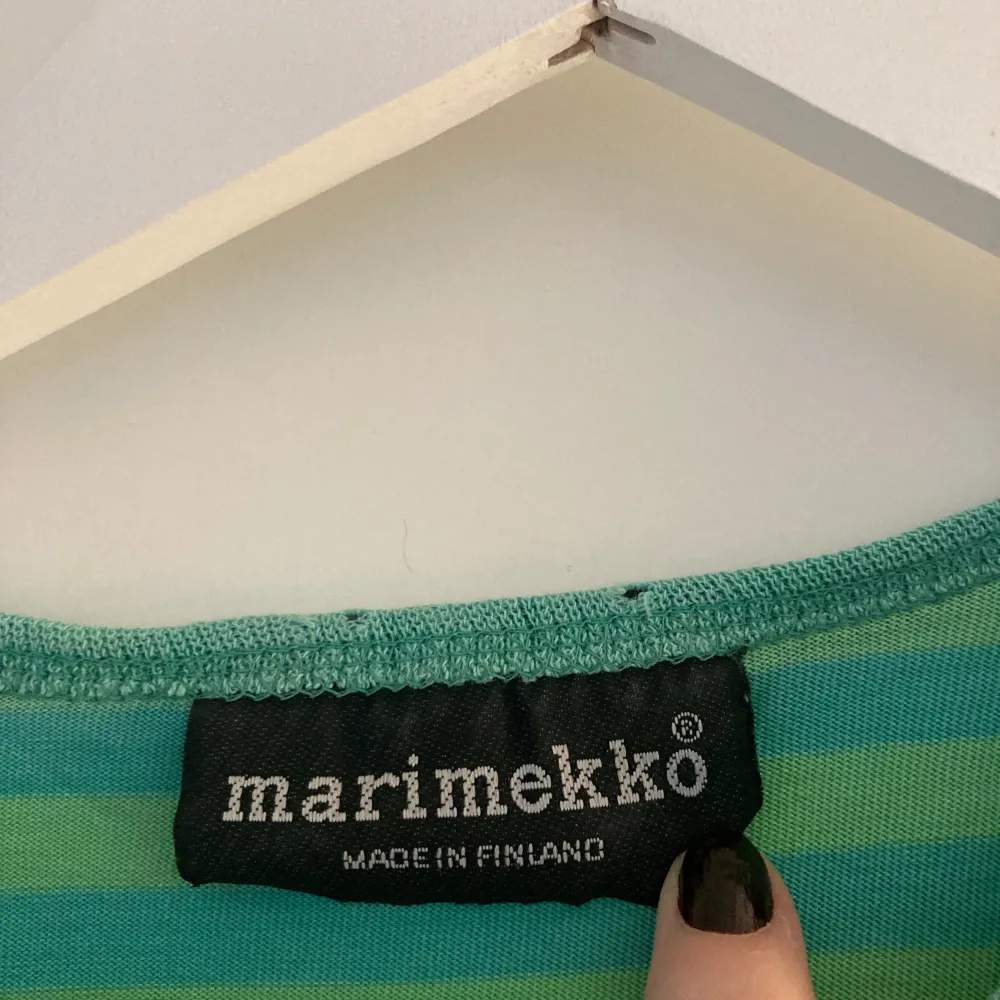 Säljer en cool grön- och turkosrandig tröja från Marimekko. Litet hål på armen, men det är lätt sytt!. Tröjor & Koftor.