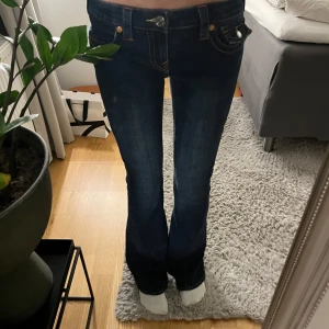 Mörkblå jeans med låg midja - Säljer ett par snygga mörkblå jeans i bra skick. De har en låg midja och en bootcut-stil. Använda fåtal gånger och köpte från Nelly för 1299kr