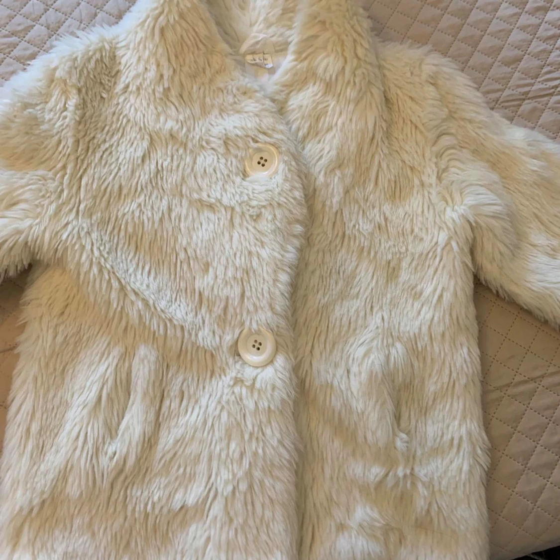 Vit pälsjacka med knappar - 90