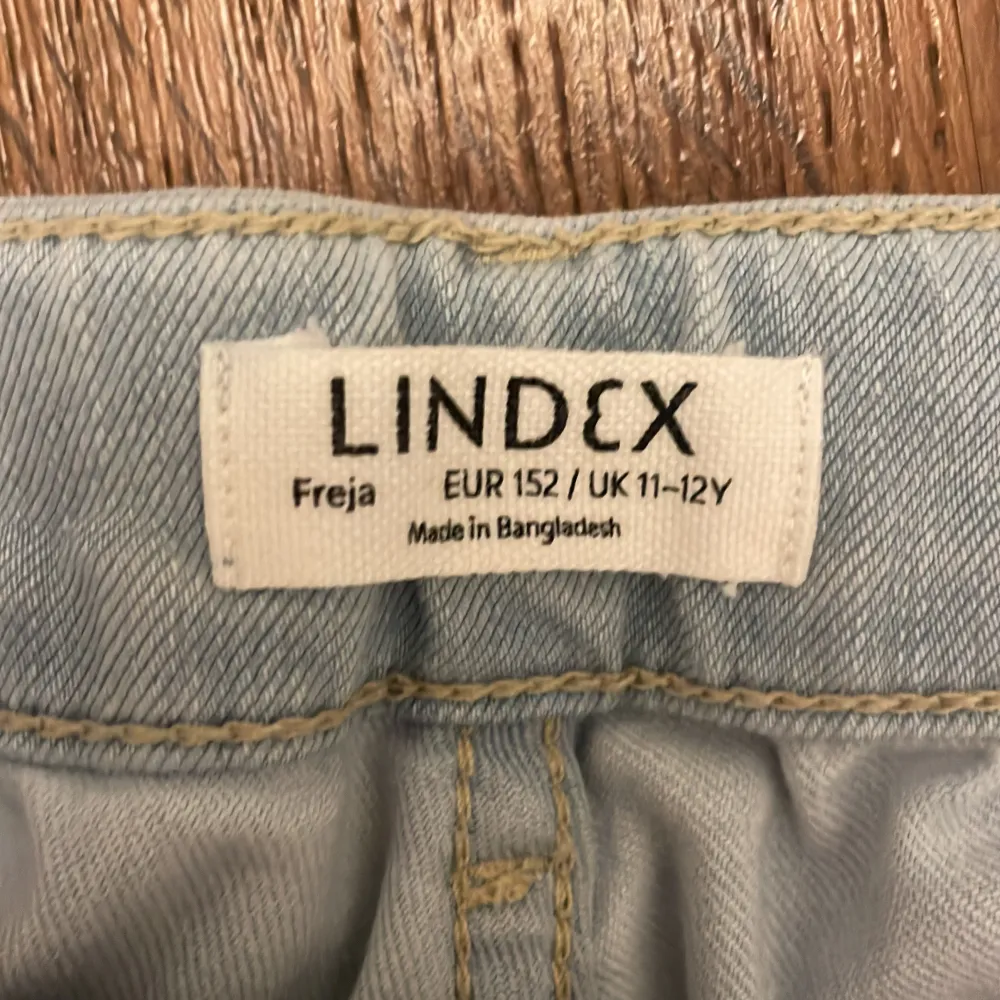 Säljer ett par ljusblå byxor från Lindex i storlek 152.De är lite stora i storleken så den kommer också passa 158-164. De har en bootcut-stil som ger en snygg siluett. Perfekta för både vardag och festliga tillfällen. Byxorna är i bra skick och redo för en ny ägare!. Jeans & Byxor.