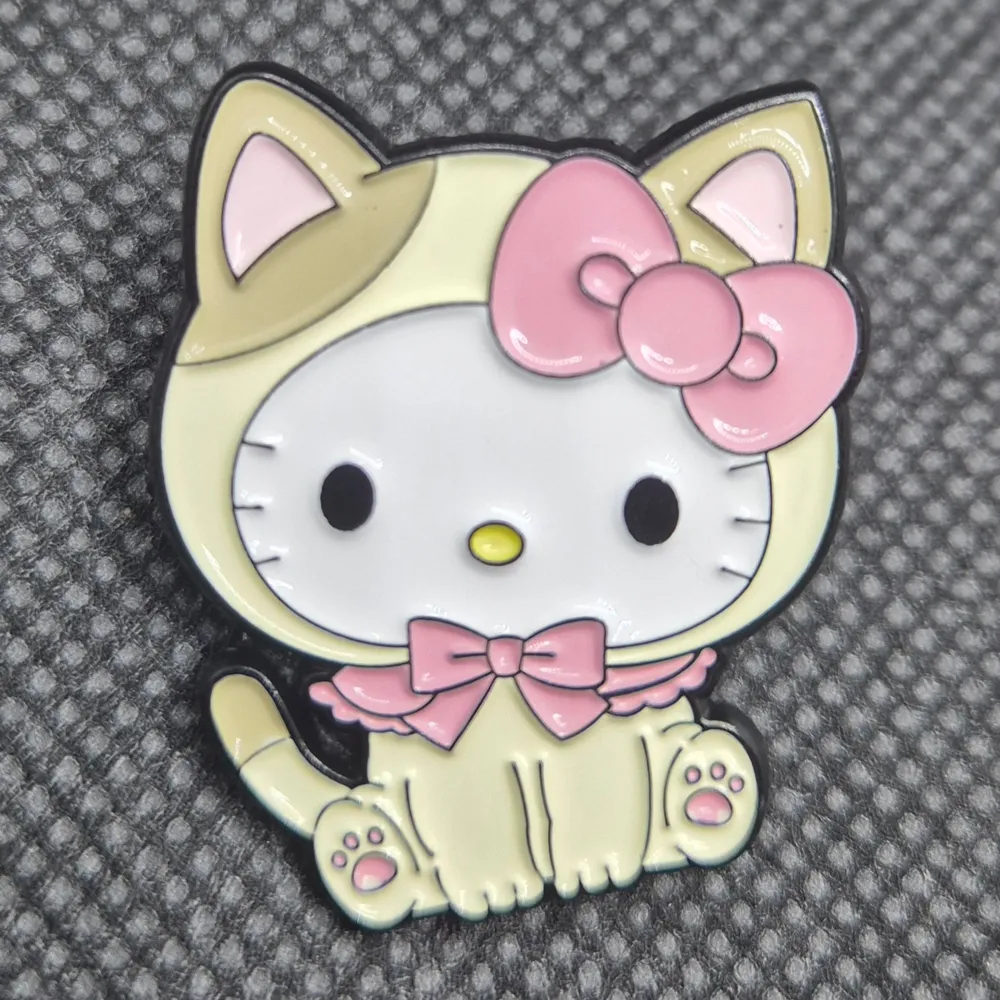 Söt Hello Kitty Pin, mått på den är: 3.4×2.6cm. ✨️Titta igenom alla mina upplagda & köp fler saker i Bundle för att spara på frakten & få allt du köpt i ett & samma paket✨️ För att köpa med Bundle så får du först trycka i