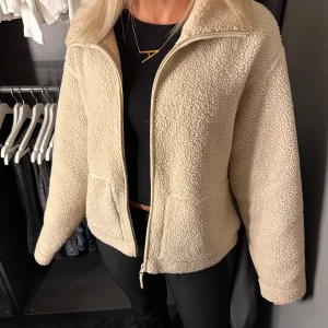 Beige teddyjacka från hm - Mysig beige teddyjacka från hm, den har en dragkedja framtill och två fickor. Jackan är långärmad och passar mig bra som vanligtvis brukar ha S i jackor, perfekt till både höst och vinter. Superbekväm och snygg! Helt slutsåld, kan mötas i Sthlm eller frakta, pris kan diskuteras🤍