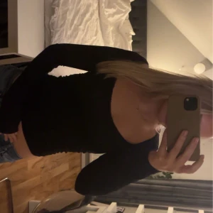 Svart långärmad topp - Säljer en stilren svart långärmad topp i mycket bra skick. Perfekt för både vardag och fest. Toppen har en tight passform som framhäver figuren och är gjord i ett mjukt och stretchigt material. Passar perfekt till jeans eller kjol! Storlek  XS från Nelly, aldrig använd. 