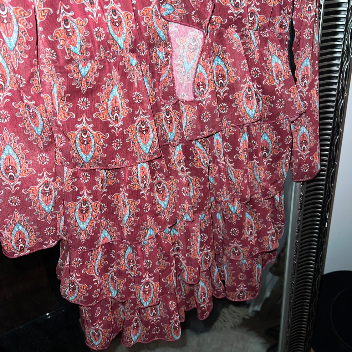 Mönstrad klänning med volanger - 92