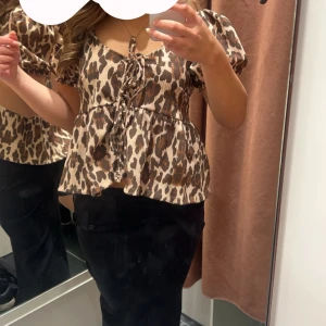Leopardmönstrad blus från Gina tricot - Super fin leopard top