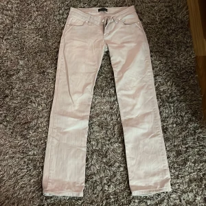 Grå/Beige jeans från Armani - Säljer ett par snygga beige jeans från Armani i storlek 32. De är i mycket bra skick och har en klassisk straight passform. Tillverkade i 100% bomull, vilket gör dem både bekväma och hållbara. Perfekta för både vardag och fest!❤️