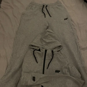 Grått Träningsset från MyProtein - Riktigt snyggt samt praktiskt grått träningsset från MyProtein i fint skick, perfekt till både träning och till vardags. Storlek S på både byxorna och tröjan, nypris 2100 för setet, säljer som paketpris för ett kanonerbjudande!