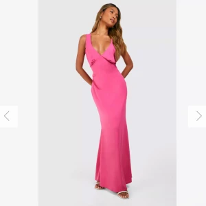 Rosa långklänning med djup urringning - Säljer denna fantastisk rosa långklänning med djup v-ringning och öppen rygg. Jag köpte den som balklänning men färjen passar tyvärr inte mig. Den är slut i lager och helt ny med orginalförpackning, org pris 700kr. Perfekt för sommar fester eller bal! 💖