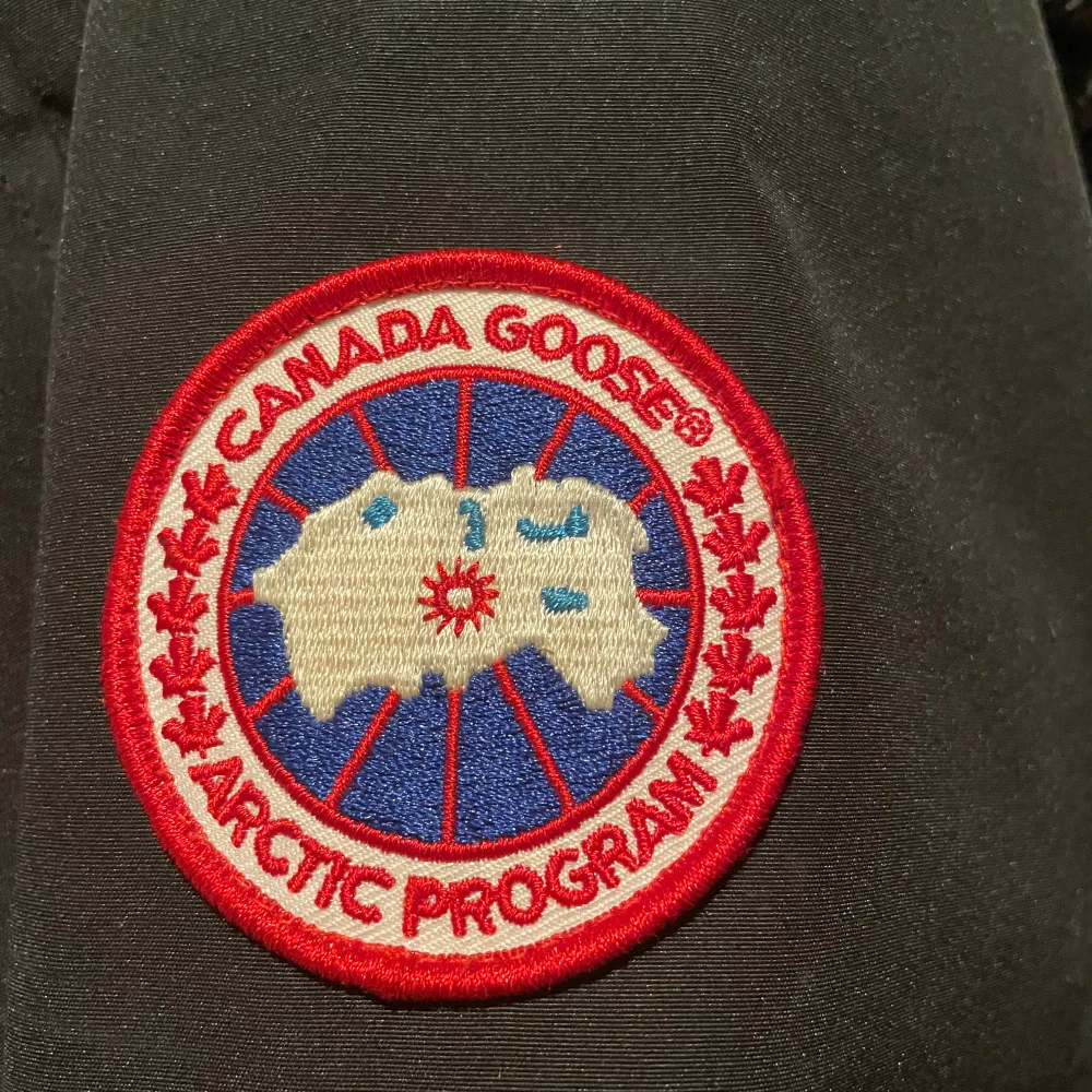 Säljer en svart vinterjacka från Canada Goose i mycket bra skick. Jackan har nu blivit lite liten för mig kan även tänka mig o byta  mot moose knuckles hoddie o nåt mer. Möts i stockholm . Jackor.