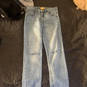 Blå jeans❤️ - Använda blå jeans i storlek 164 från Gina som är öppna vid knäna 