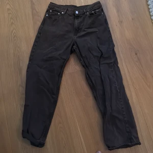 Bruna jeans från Sweet SKTBS xs - Säljer ett par bruna jeans från Sweet SKTBS i storlek XS. De har en klassisk femficksdesign med knapp och dragkedja framtill. Perfekta för en avslappnad stil och passar till det mesta. Sköna och för den lilla skejtaren.