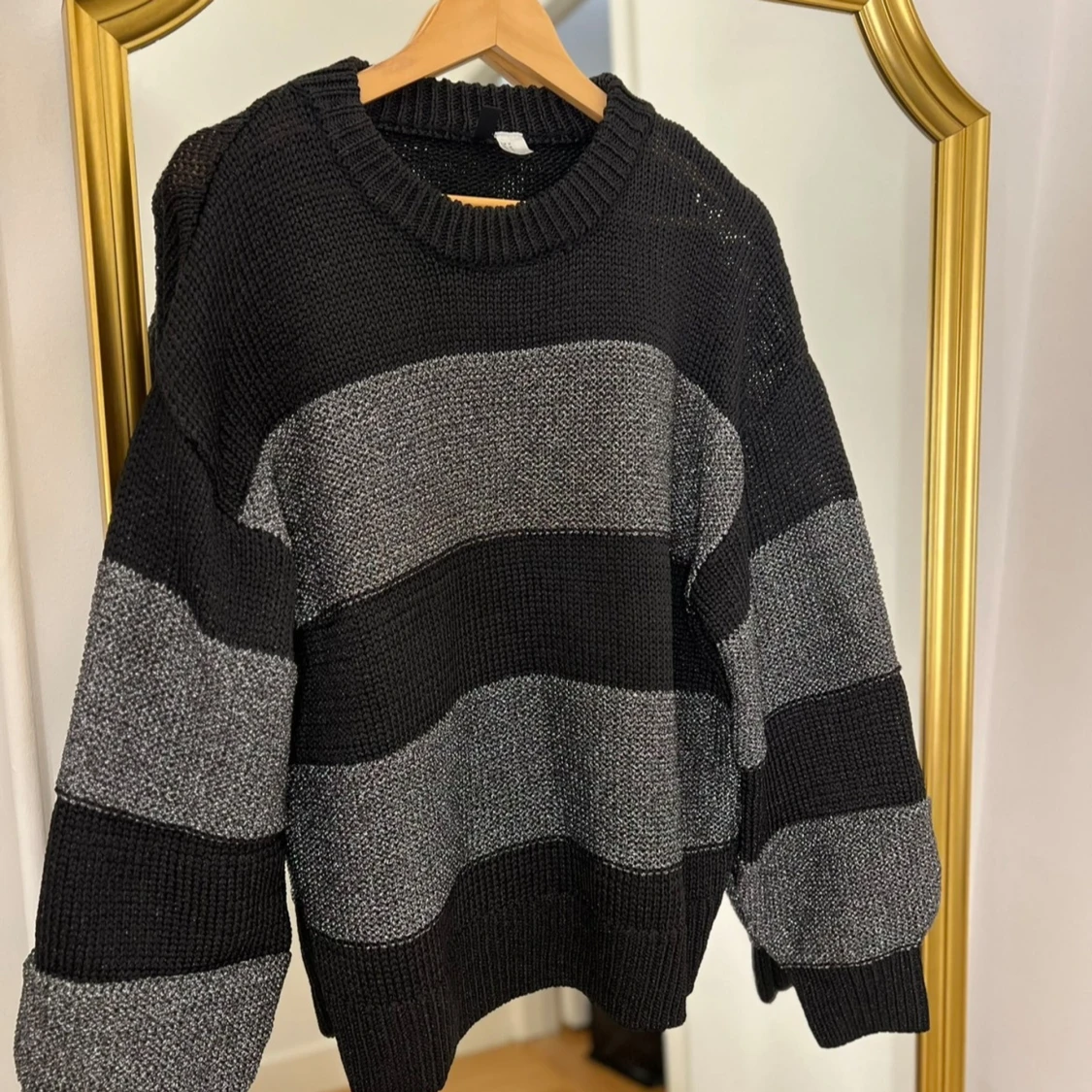 Randig glittrig stickad tröja