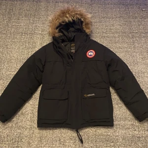 Svart dunjacka från Canada Goose - Säljer en svart dunjacka från Canada Goose. Den är för liten för mig. Fick den på min födelsedag när jag va yngre så vet inte vart det är köpt från. Storlek M i barnstorlek