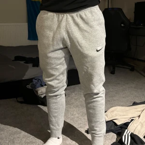 Nike mjukisbyxor 'Grå' - Nike mjukisbyxor i färgen grå. Köpta för 3-4 år sedan men fortfarande i väldigt bra skick. Köpta för ungefär 699. Jag är 174 cm som referens. 
