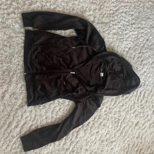 Brun hoodie från Gina Tricot - Säljer en brun hoodie från Gina Tricot i storlek M. Den har en dragkedja framtill och en mysig huva. Perfekt för en avslappnad stil eller kyliga dagar. Använd men i bra skick.