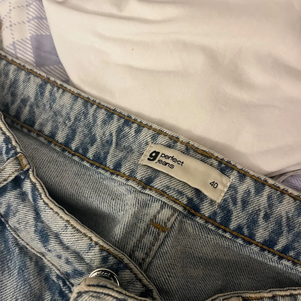 Säljer ett par grå Perfect Jeans i storlek 40. De har en klassisk design med dragkedja och knapp framtill. Perfekta för en avslappnad vardagslook. Passar bra till både sneakers och boots! Köpta från Gina för 500.. Jeans & Byxor.