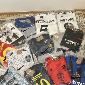 Fotbollströjor - Säljer fotbollströjor och är nu dags för en nyårsbeställning.perfekt om man vill köpa julklappar. Alla tröjor finns att hämta in och köpa. Gamla som nya, retro och allt annat. Hör av er vid intresse👊🏽💯vid köp av flera tröjor, fixar vi självklart bra pris! 