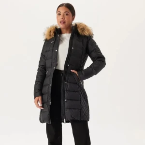 ROCKANDBLUE Beam Coat - Säljer Rockandblue svart dunjacka med quiltat mönster och avtagbar fuskpäls på huvan. Jackan har dragkedja och knappar framtill, samt flera praktiska fickor med dragkedjor. Priset kan diskuteras vid snabb affär. 🖤