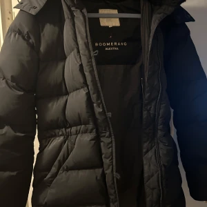 Svart dunjacka från Boomerang - Varm vinterjacka i storlek xs som är använd två vintrar. Bra skick med fodrad luva. Nypris: 5500kr. Mitt pris: 1999kr