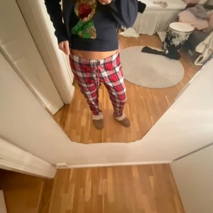 Röd- och vitrutiga byxor - Säljer ett par supermysiga röd- och vitrutiga byxor i storlek S. Perfekta för en chill dag hemma eller som pyjamasbyxor. De har en skön passform och är gjorda i mjukt material. Passar perfekt till vinterns mysiga kvällar! Jag har sytt nere vid byxan då d var för långa men syns inte😊