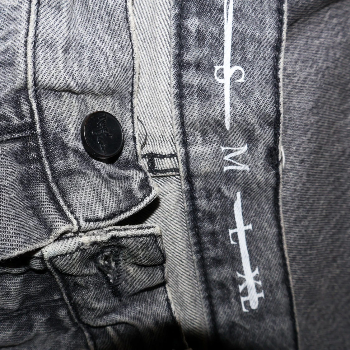 Grå jeansshorts med råa kanter - 91