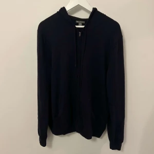 Merino ull hoodie  - Merino ull hoodie i bra skick. Står XL men sitter mer som en L och passar om du använder båda.   Dm för ytterligare info.