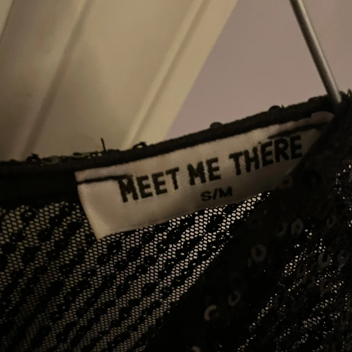 Slutsåld Svart glittrig topp från Meet Me There - 91