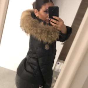 Moncler Vinter jacka  - Super fin Moncler vinterjacka som inte kommet till användning då jag har andra. Pälsen går att ta av och på om man vill det , Hör av er vid frågor eller om ni vill ha flera bilder på jackan💕