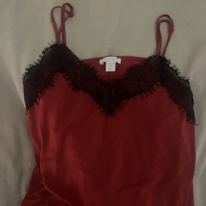 spets linne vinrött  - vinrött spets linne i stl M från amisu men passar xs/s, super fint skick!🤍