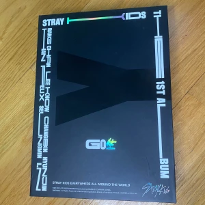STRAY KIDS - 1ST OFFICIAL ALBUM [GO生] - PACKAGE FOR EACH VERSION : - 1 OUT BOX - 1 PHOTO BOOK (80P) - 1 CD-R - 2 PHOTO CARD (RANDOM 2 OUT OF 40, SAME IMAGES FOR BOTH LIMITED VER. AND STANDARD VER.) - 1 UNIT LYRIC LEAFLET (RANDOM 1 OUT OF 2, 8P, SAME DESIGN FOR BOTH LIMITED VER. AND STANDARD VER.) - 1 4-CUTS FILM (RANDOM 1 OUT OF 4, SAME IMAGES FOR BOTH LIMITED VER. AND STANDARD VER.) - 1 SECRET CARD (SAME DESIGN FOR BOTH LIMITED VER. AND STANDARD VER.) PRE-ORDER ONLY (SAME DESIGN FOR BOTH LIMITED VER. AND STANDARD VER.) - 1 POLAROID 